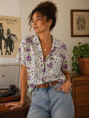 FLORAL BUTTON DOWN SHIRT SIZE SMALL OVERSIZED